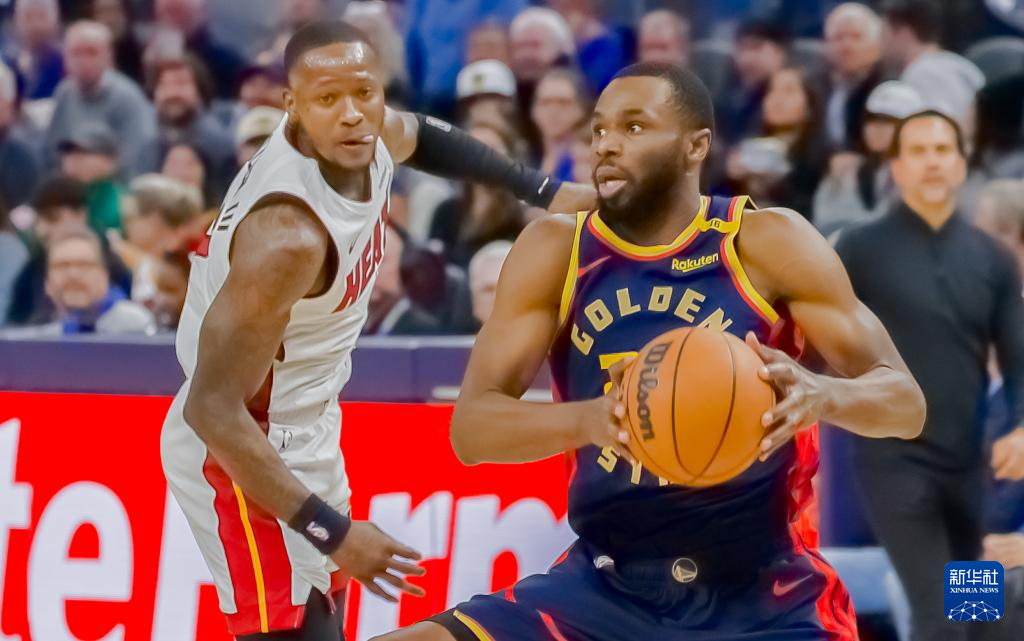 篮球比赛现场火爆异常，观赛者狂热的简单介绍