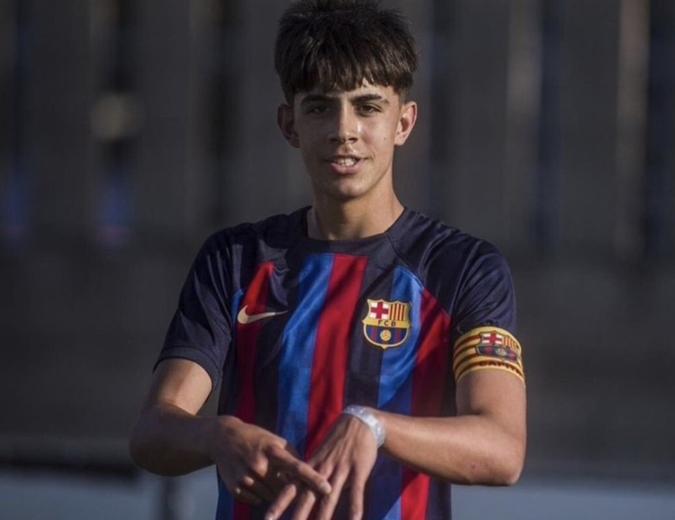 皇家马德里迎战巴塞罗那：贝尔性感特写开场