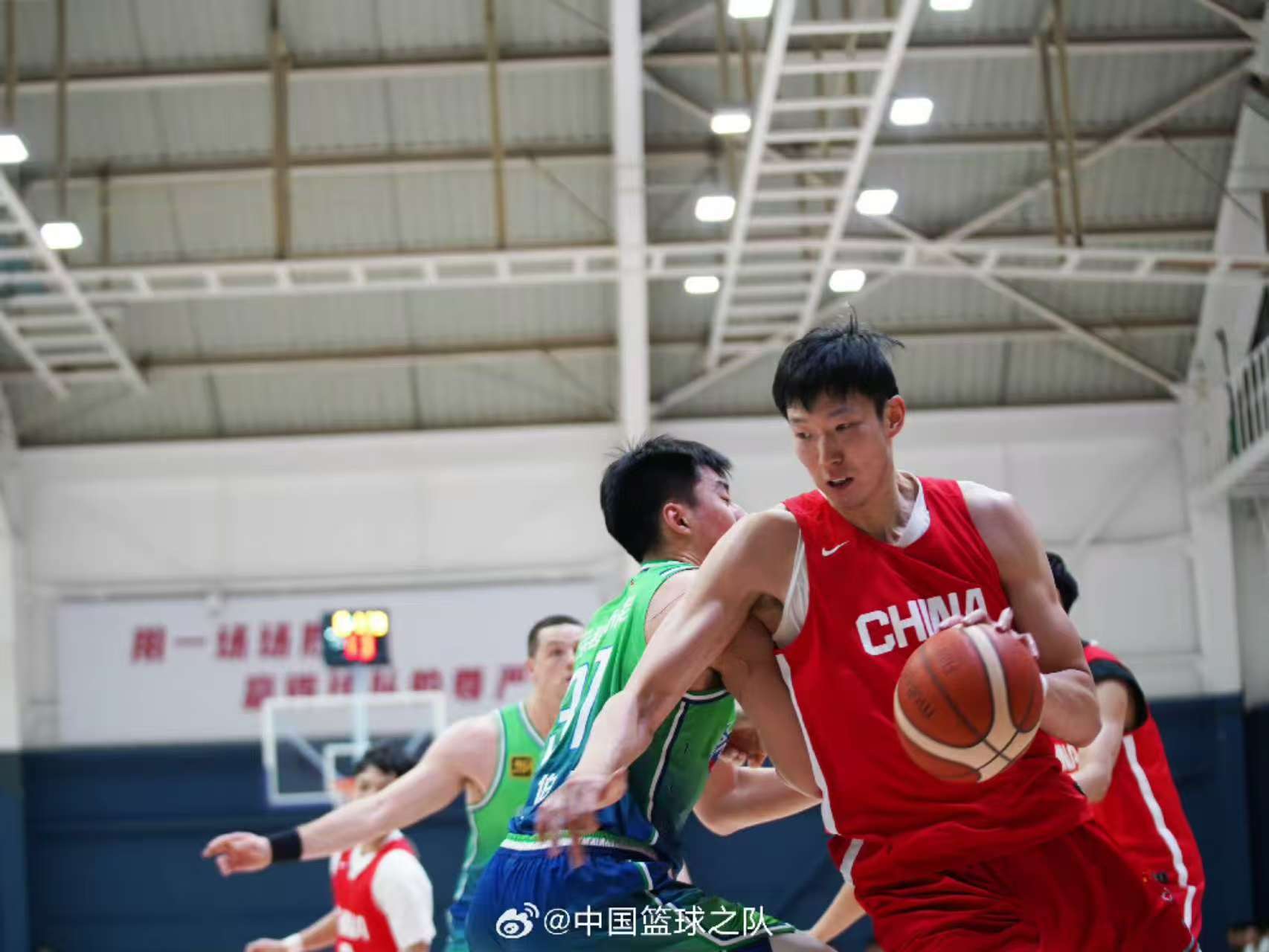 关于国家队备战大赛，教练组织紧密协作的信息