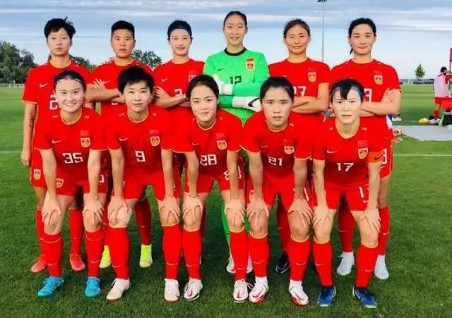 足球比赛中一支势不可挡的女足队伍