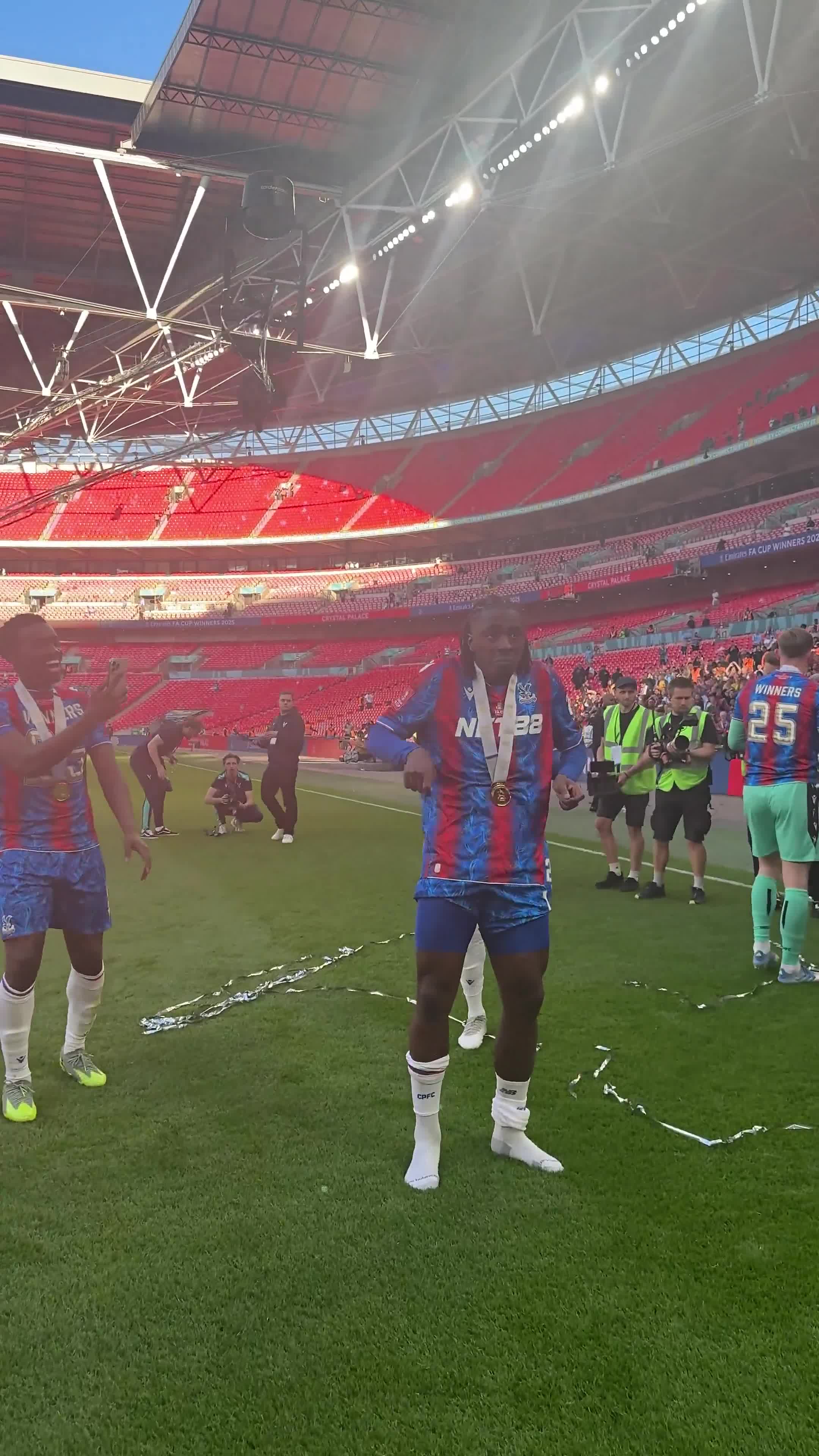 关于完美踢球，一球制胜，球队毫不留情晋级的信息