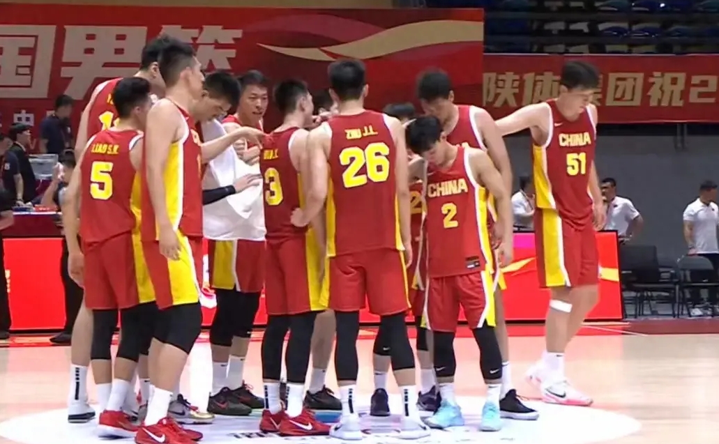 篮球赛场充满激情，球员们为荣誉不懈努力的简单介绍