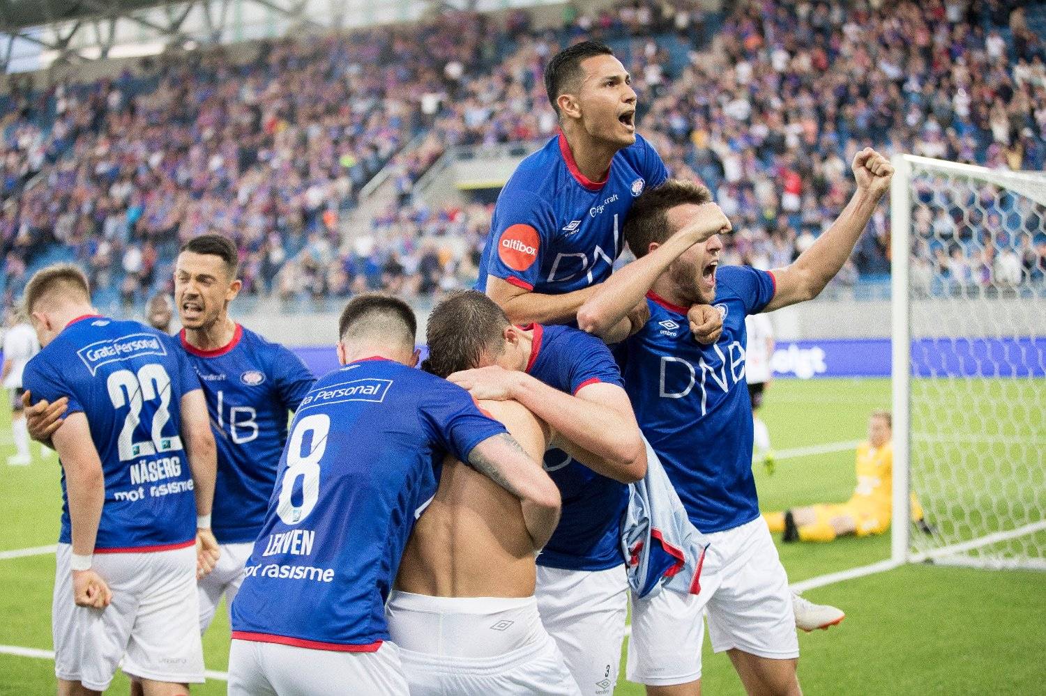 关于里昂中场状态火热，被誉为球队最佳球员的信息