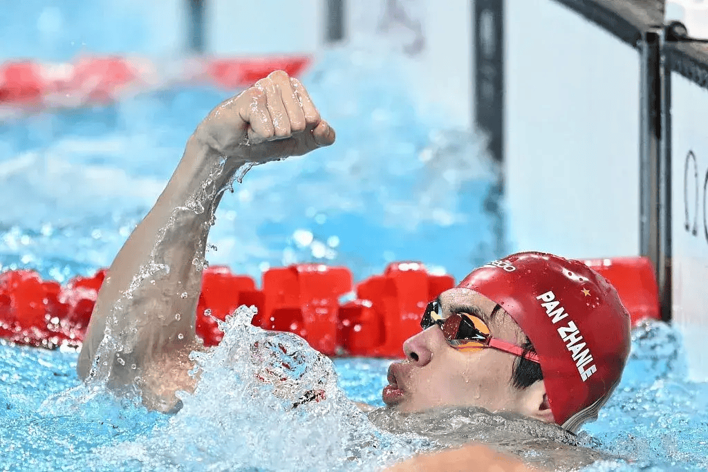 关于游泳男子自由泳半决赛：澳大利亚选手游出最快一泳的信息