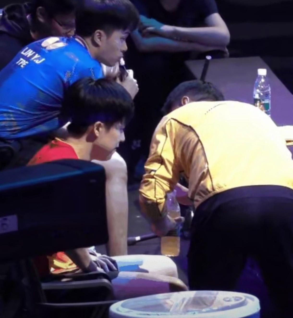 半场休息！教练对球员调整鼓舞士气