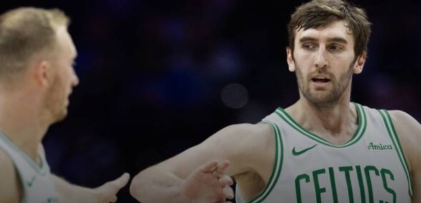 凯尔特人队全队努力向前，声援球迷士气高昂的简单介绍