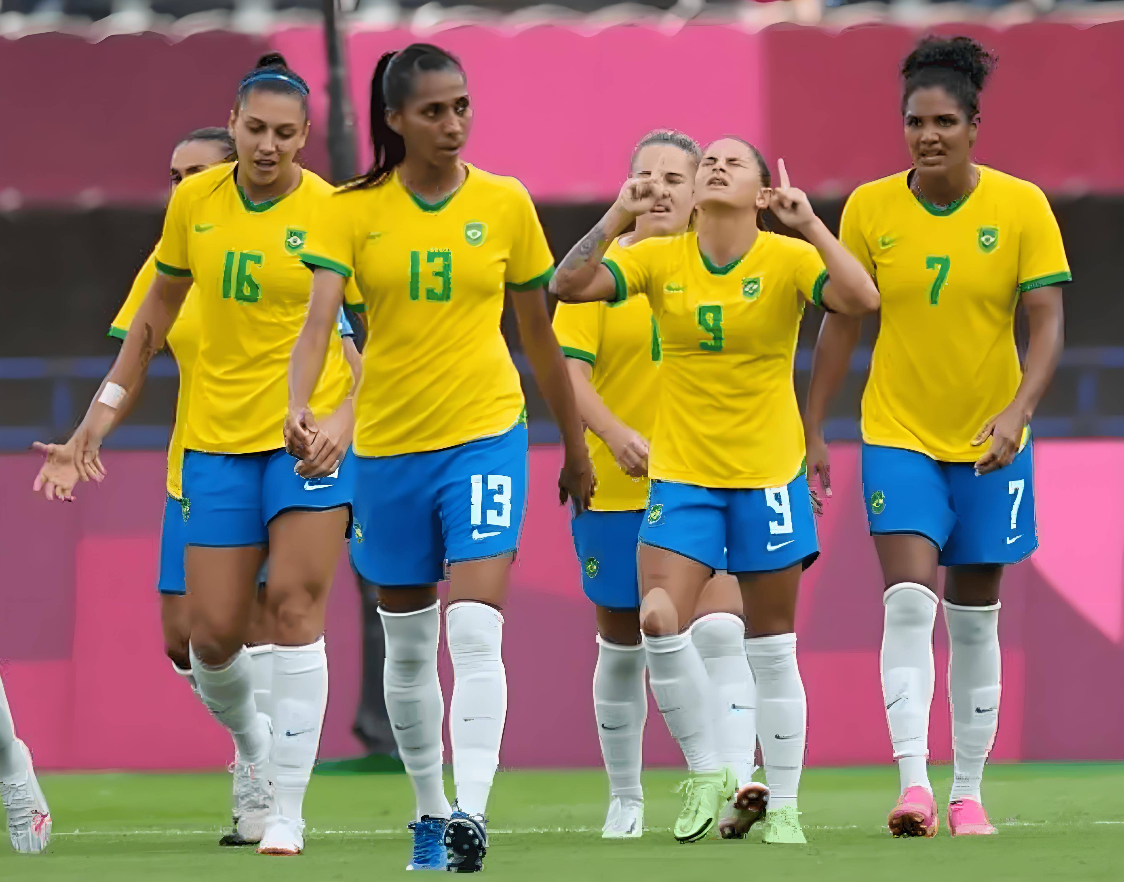 激情足球赛事：国际女足场内外的精彩瞬间的简单介绍