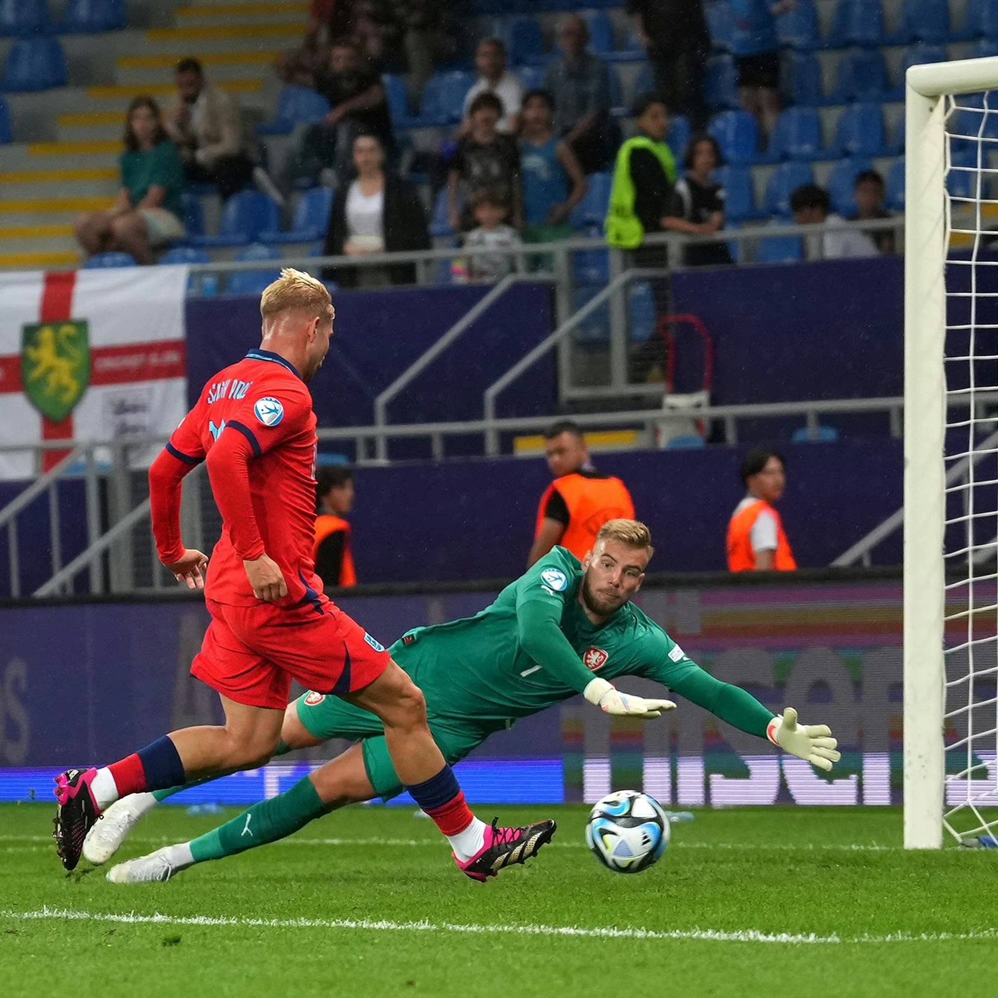 包含波兰队在比赛中势不可挡，成功晋级下一轮的词条