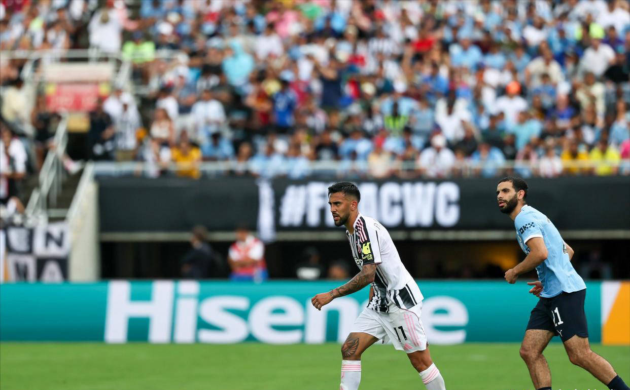 包含曼城豪取胜利，稳步前行向着冠军前进的词条