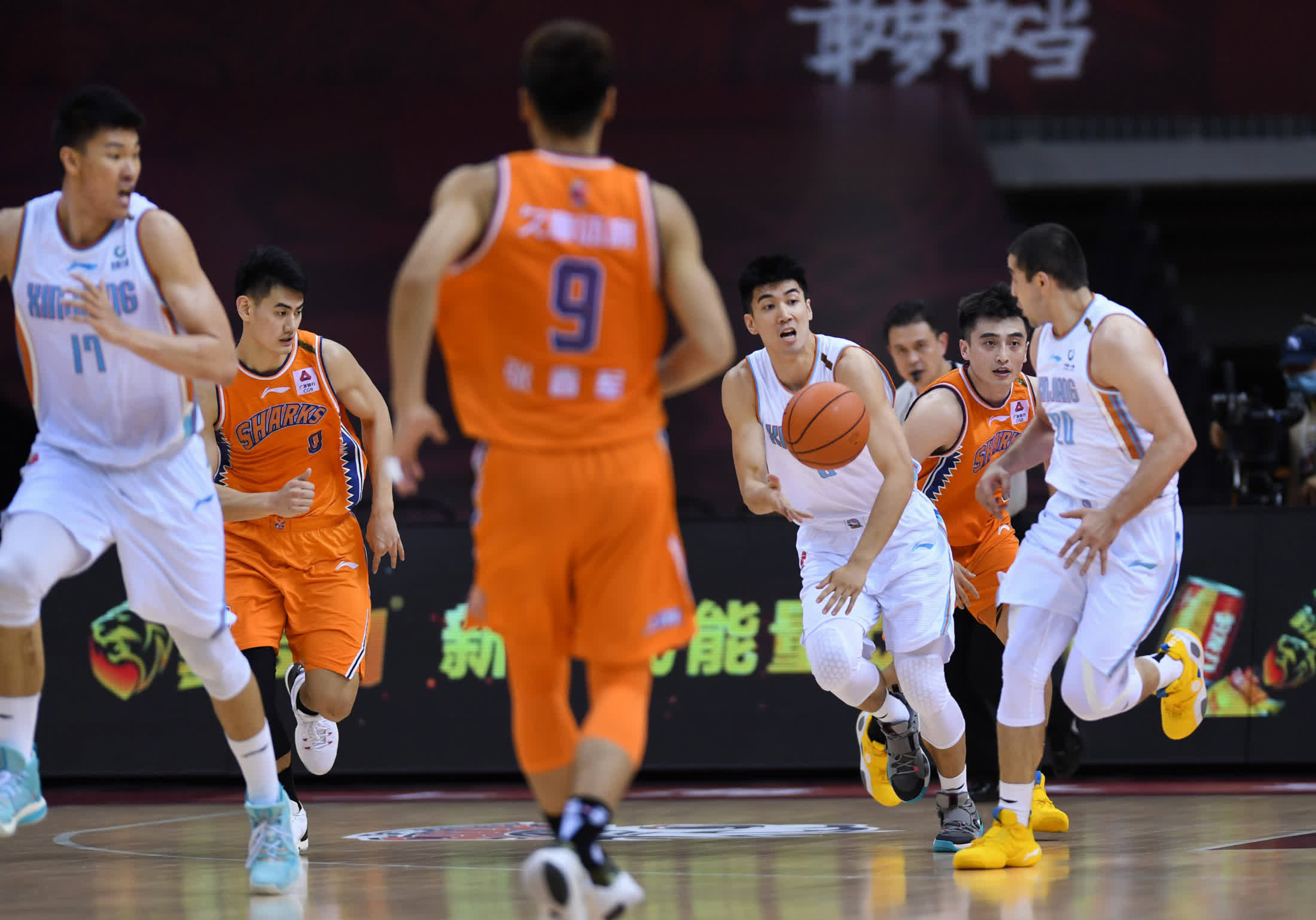 中国篮球迎来冬日暖阳，CBA赛场闪耀