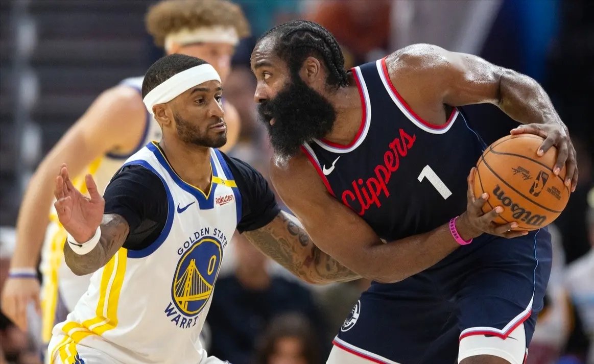 快船主帅战术精准,引领球队赢球 快船主帅战术精准,引领球队赢球