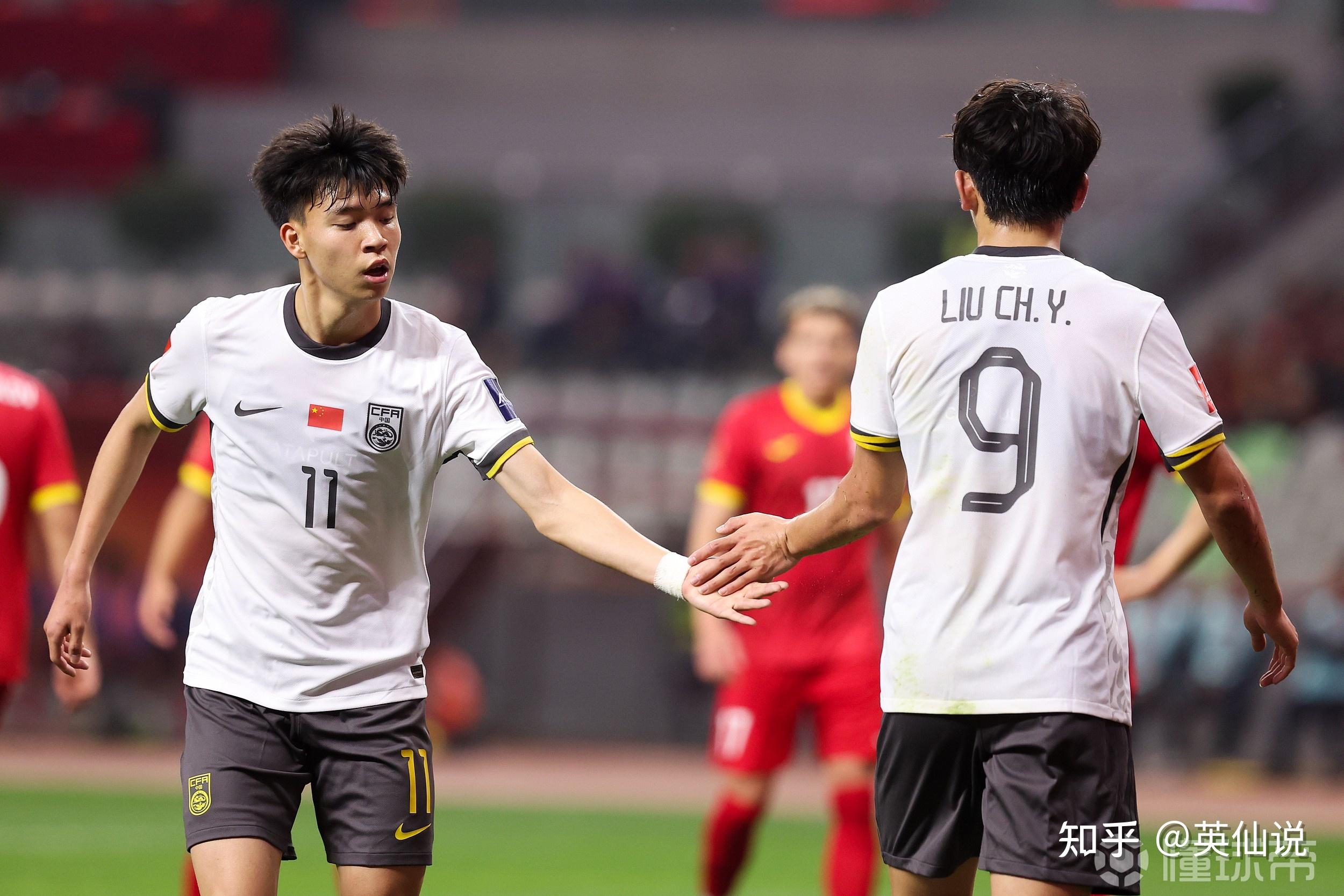 包含本轮亚洲杯：国足登顶利物浦，球迷沸腾的词条