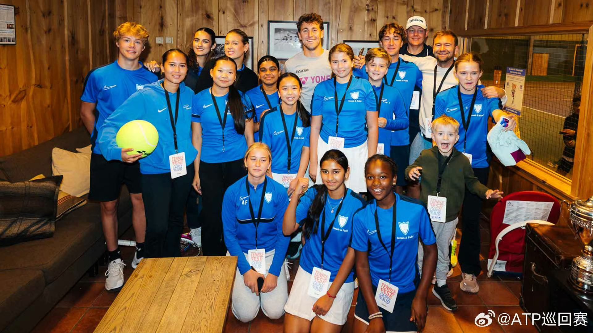 关于比勒费尔德球队队员出席公益活动,传递正能量的信息 关于比勒费尔德球队队员出席公益活动,传递正能量的信息