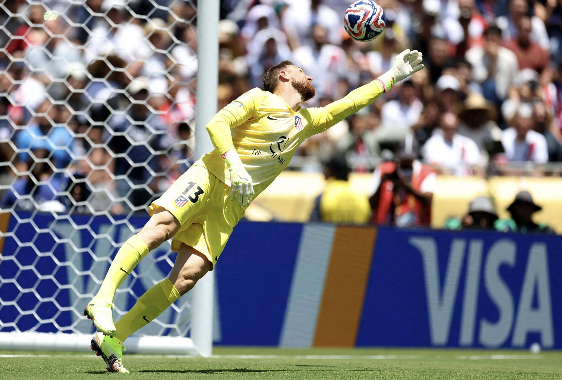 拜仁慕尼黑大胜晋级，莱万多夫斯基上演帽子戏法的简单介绍