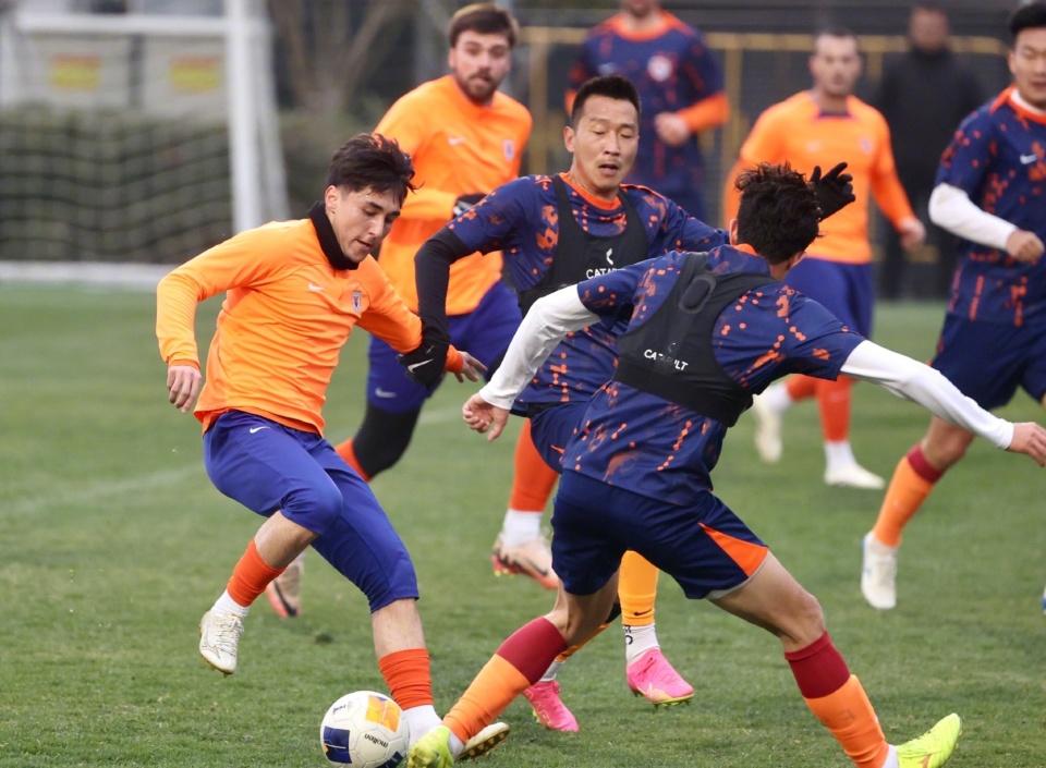 球队备战热身赛,提升球员配合默契 球队备战热身赛,提升球员配合默契