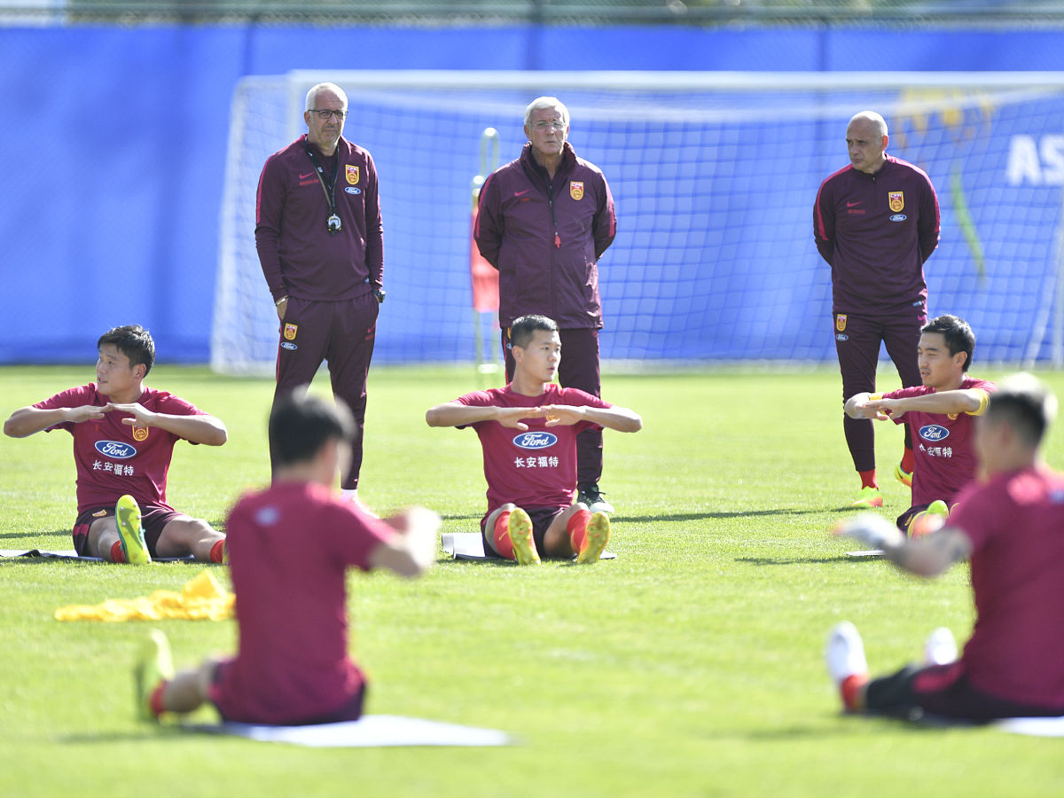 激烈的足球赛事让观众热血沸腾