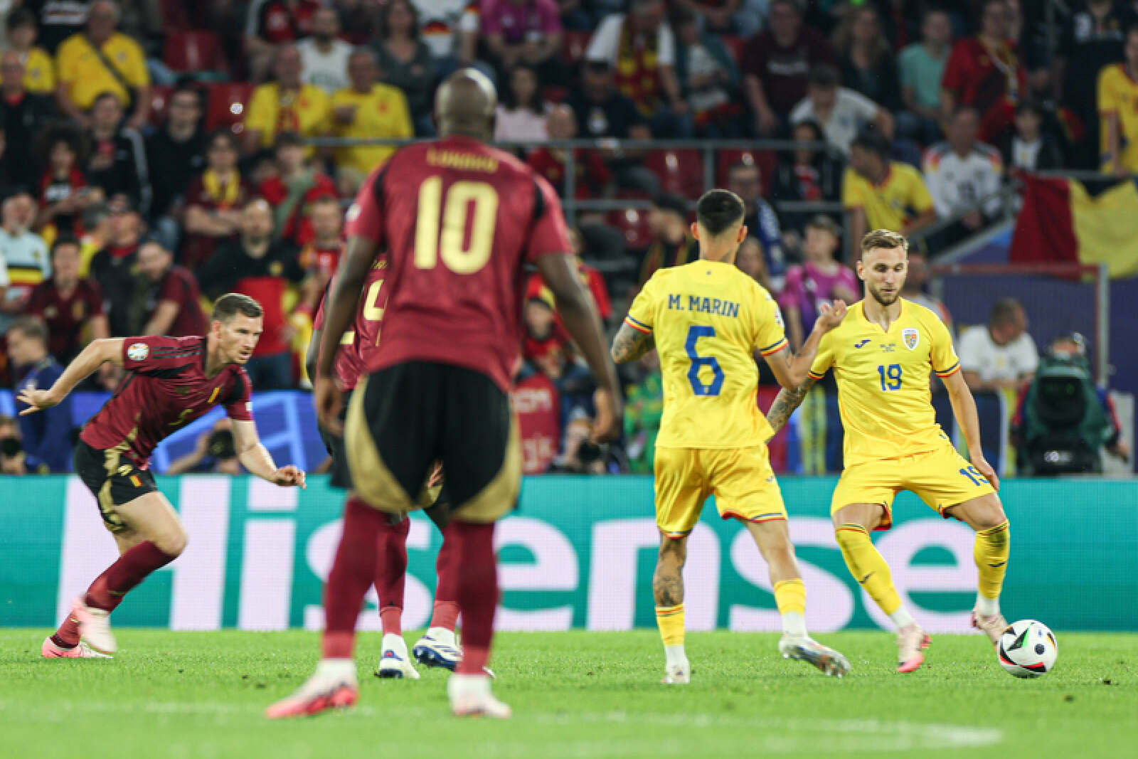 欧洲国家队实力对决,比赛节奏激烈紧张 欧洲国家队实力对决,比赛节奏激烈紧张