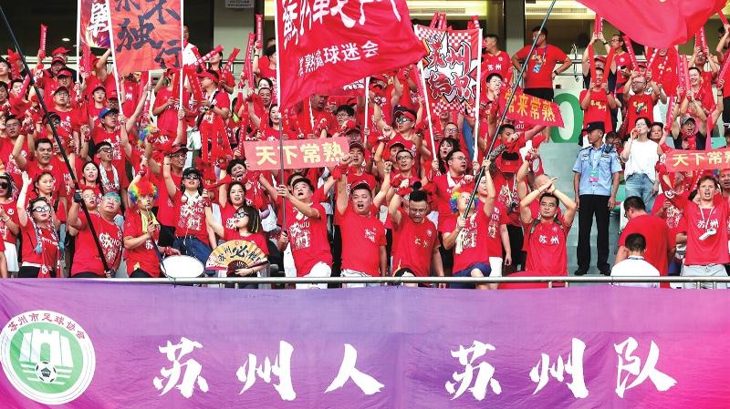 忠诚球迷为球队加油，热情高涨的简单介绍