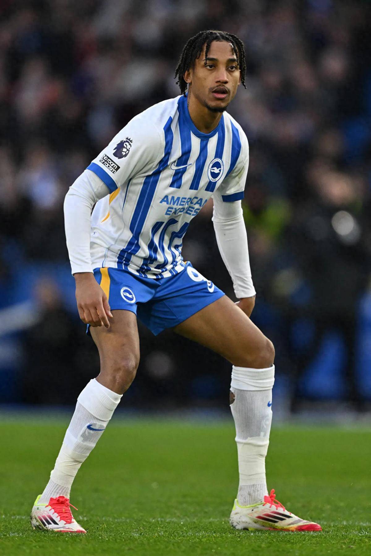 切尔西官方宣布签下里昂前锋德佩的简单介绍