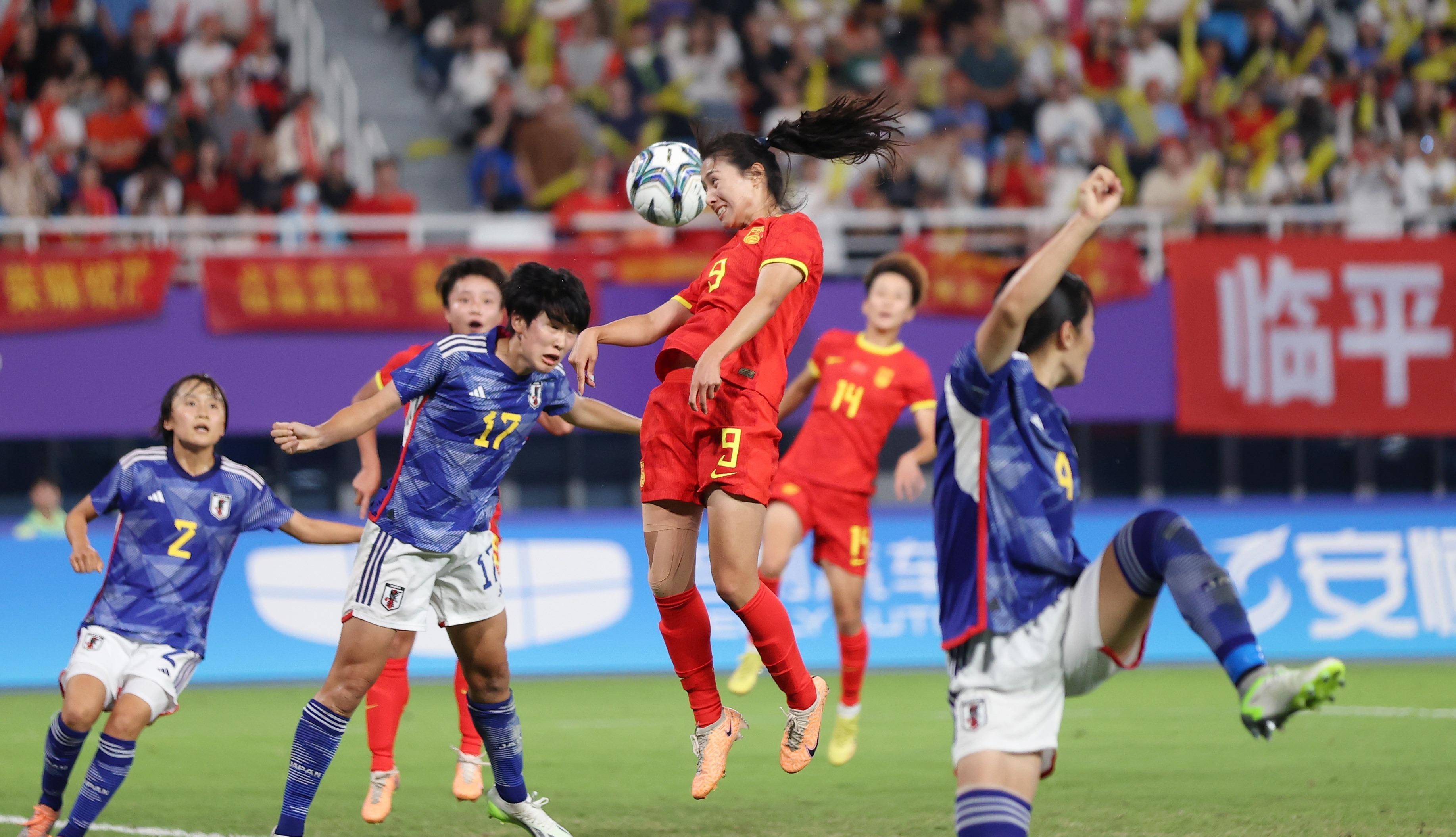 足球赛场精彩上演，女队无愧名将身份