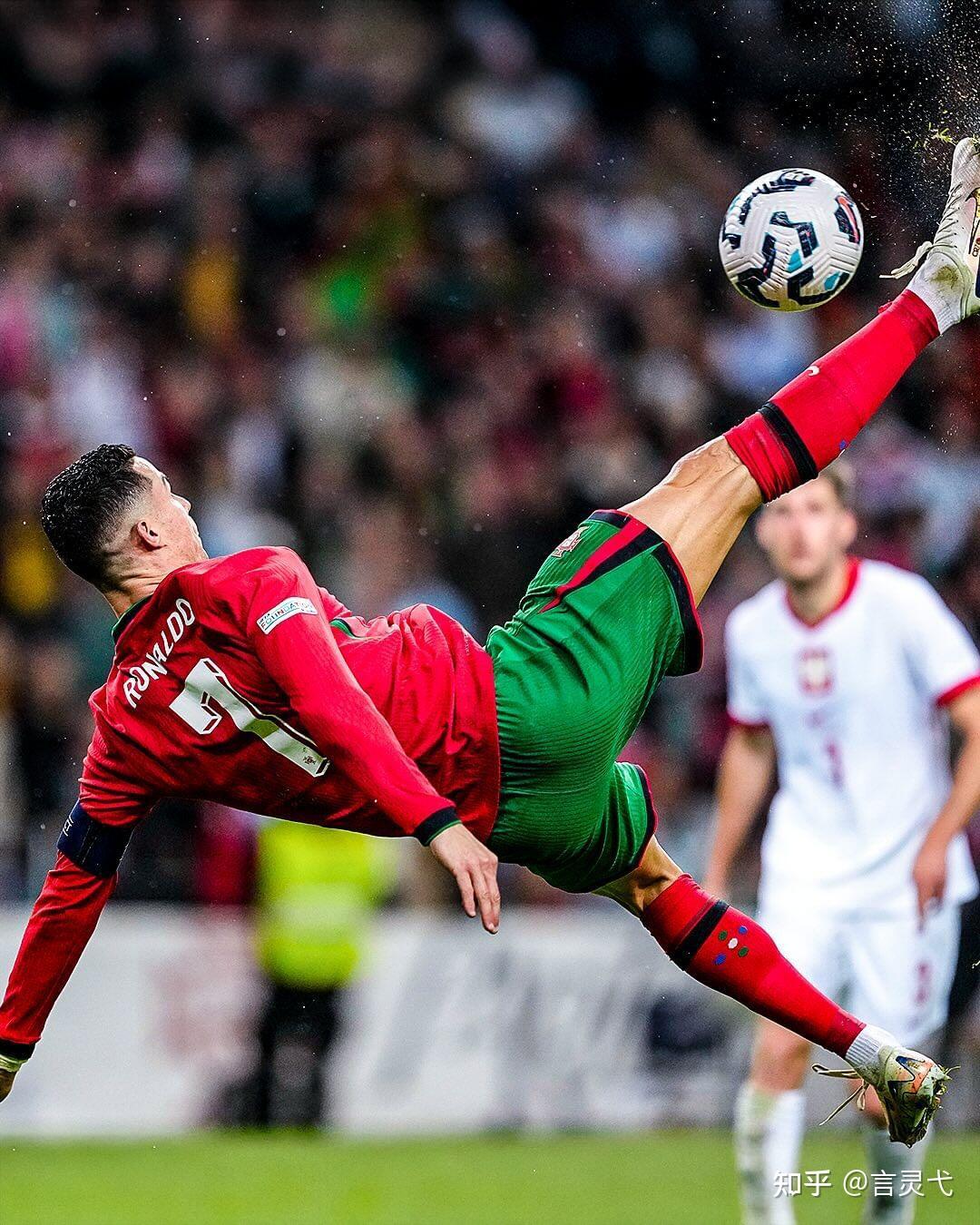 足球比赛中球员身手敏捷，技压群雄