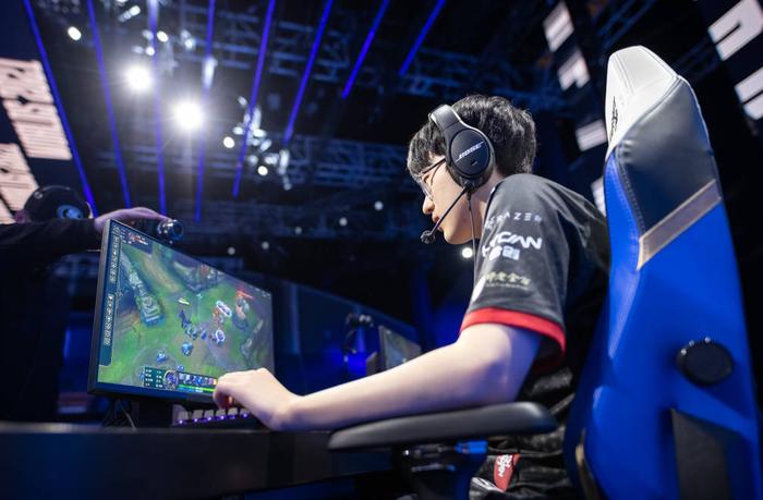 EDG横扫FPX,BDD完成史诗逆转小组赛3:1(巴黎) EDG横扫FPX,BDD完成史诗逆转小组赛3:1(巴黎)