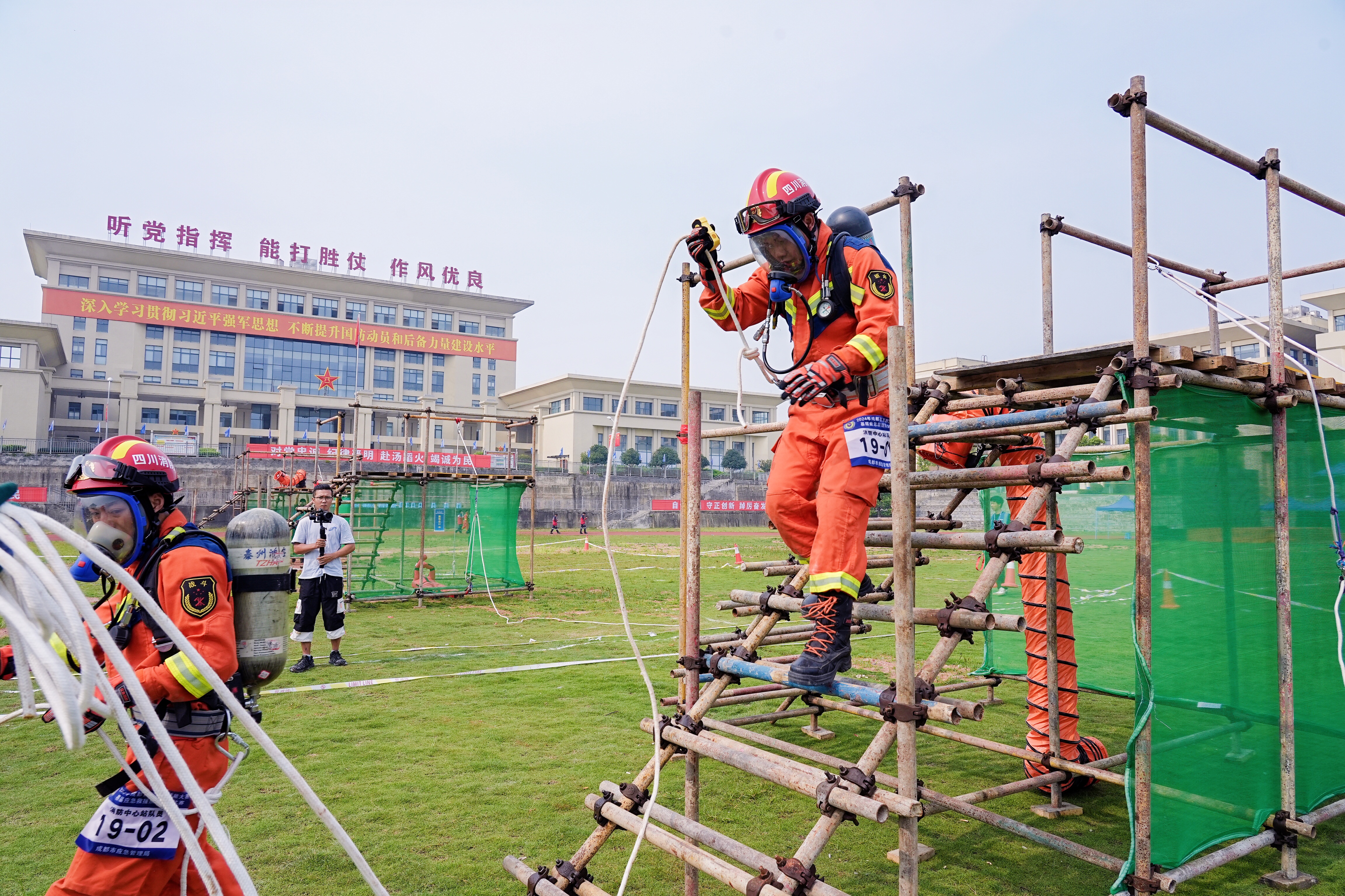球队的奋勇拼搏,感染现场观众的简单介绍 球队的奋勇拼搏,感染现场观众的简单介绍