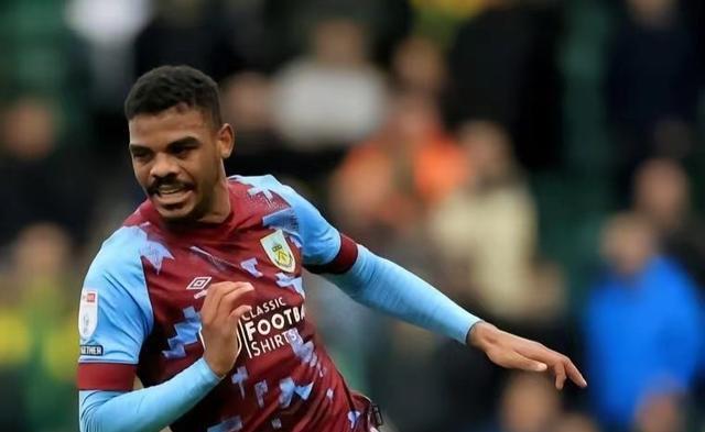 阿森纳击败伯恩利，夺得胜利