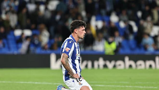 皇家社会后卫因伤退出本场比赛 皇家社会后卫因伤退出本场比赛