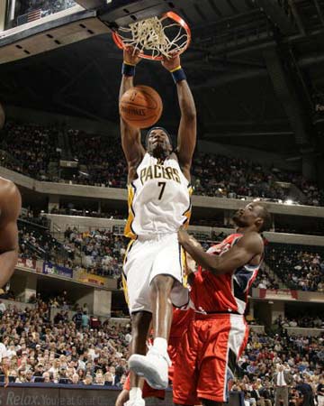 山猫主场力克步行者，小胜结束连败