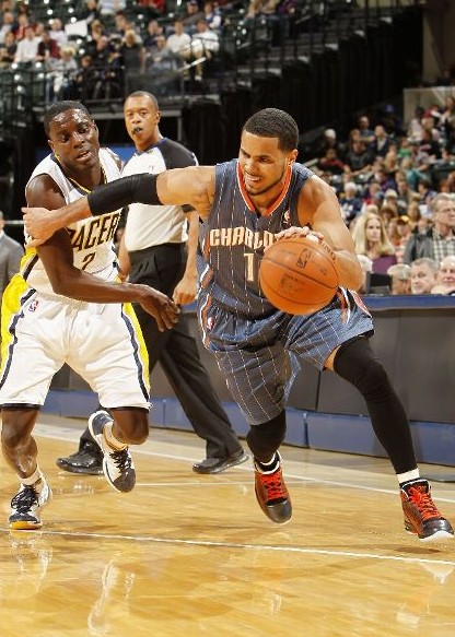 山猫主场力克步行者，小胜结束连败