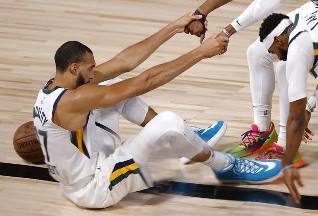 关于公牛惨遭马刺横扫,海沃德29分奔涌的信息 关于公牛惨遭马刺横扫,海沃德29分奔涌的信息