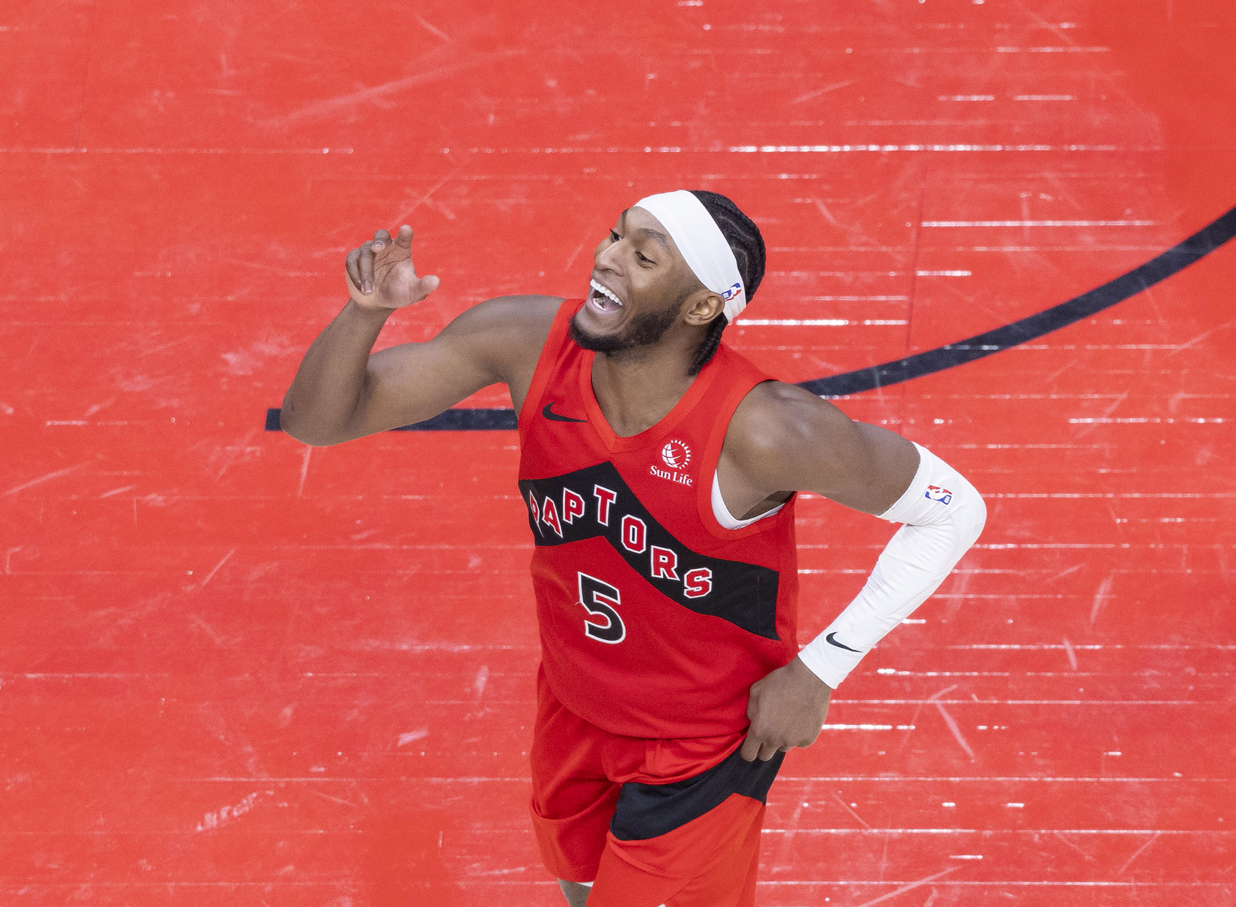 猛龙击败勇士，保持不败战绩