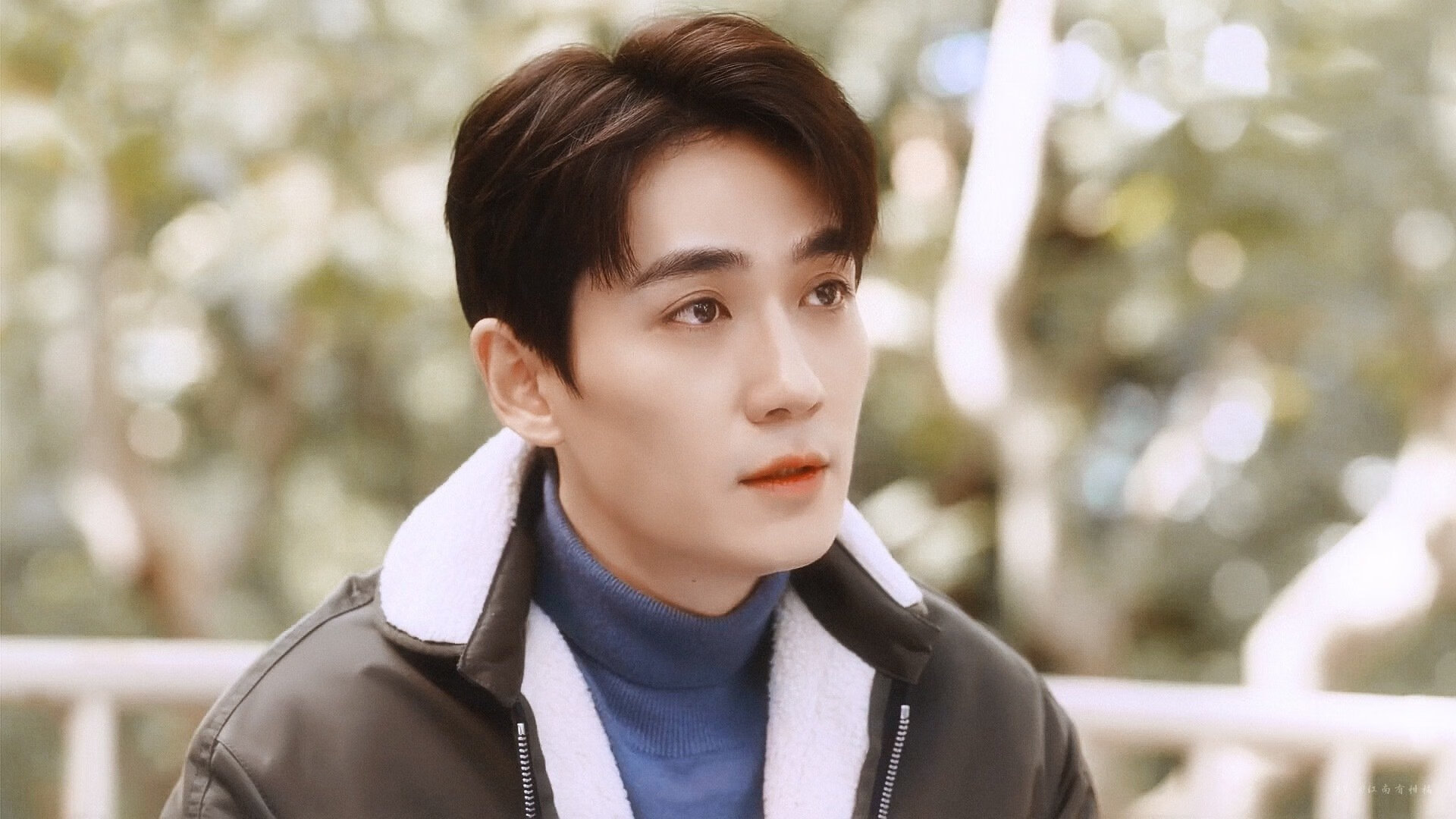 伟大个体的破晓时分，当太阳照常升起，锡安的光芒笼罩圣西罗