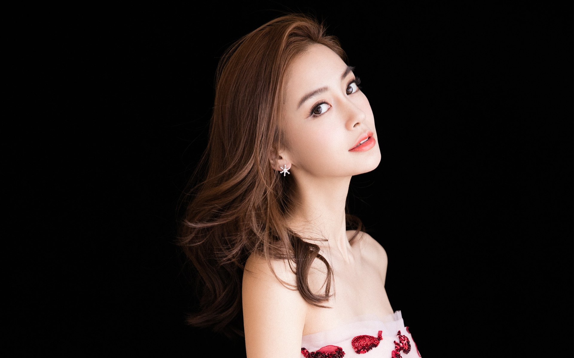 北欧风暴席卷绿茵场,挪威一波带走洪都拉斯,苏亚雷斯身影成全场焦点